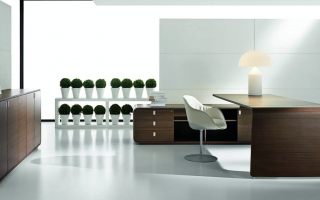 scrivania in legno e sedia design per arredamento ufficio