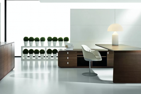 scrivania in legno e sedia design per arredamento ufficio