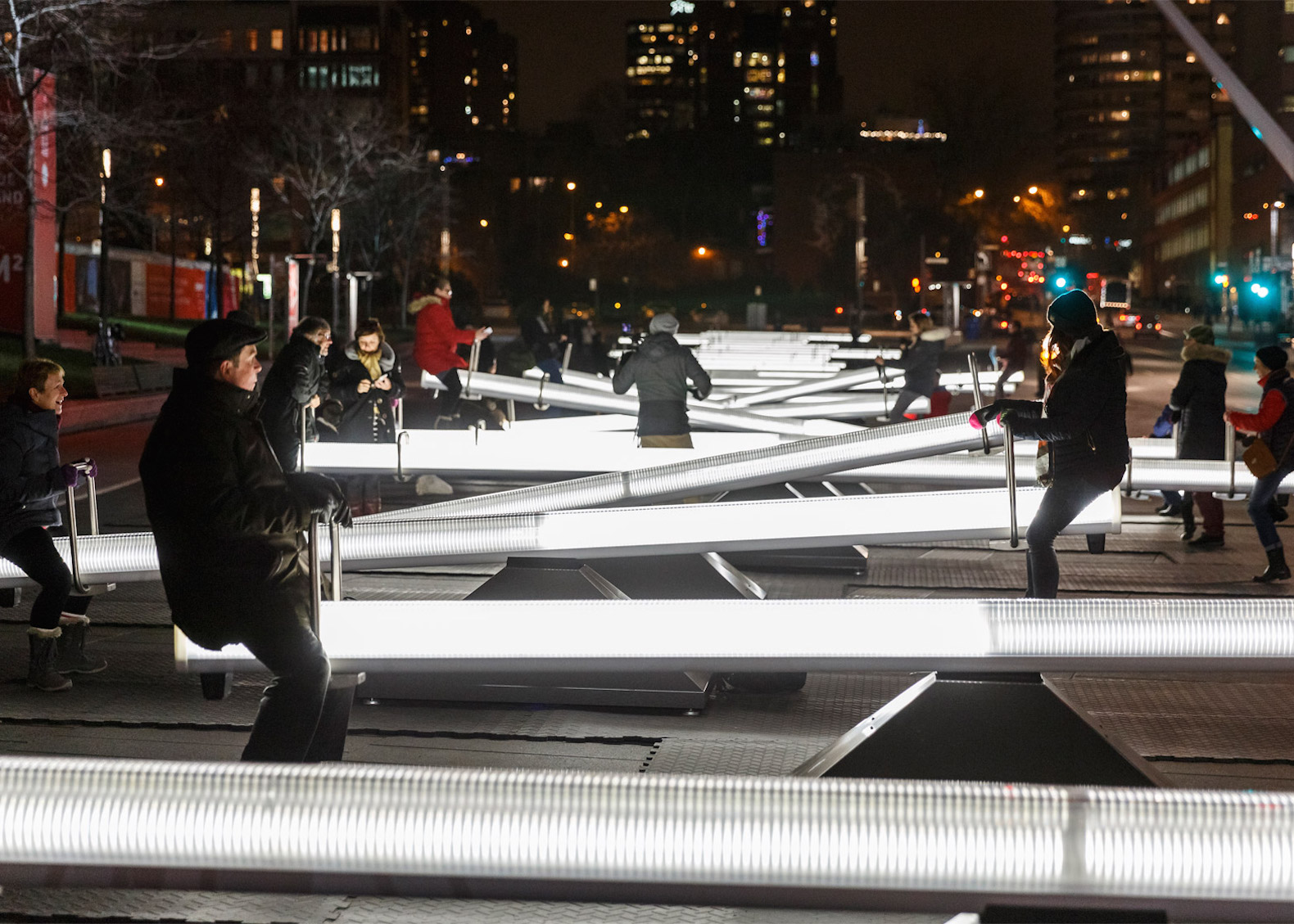 Montreal: 30 altalene luminose suonate dai passanti