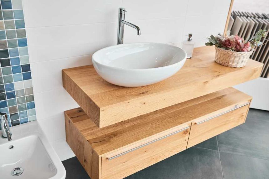 mobile del bagno color legno con cassetti