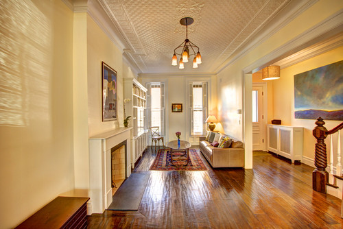 Salone molto ampio di una casa vecchia con pavimento in legno